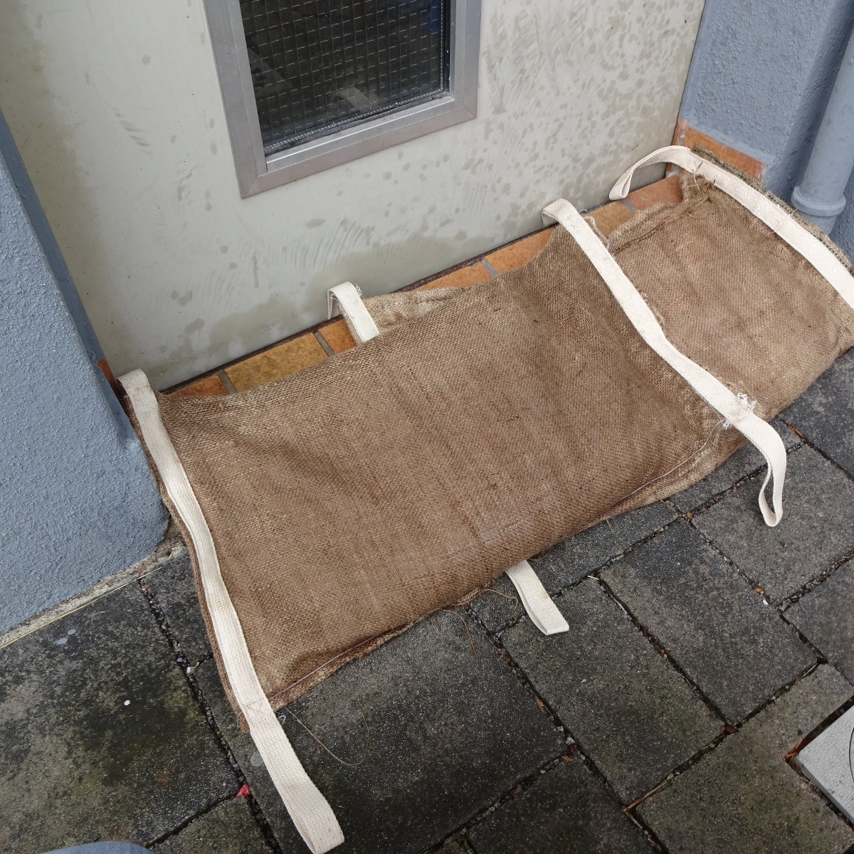 Wassersperre, "Dam-It-Up", ca. 35 x 65 cm, Anwendungsbeispiel